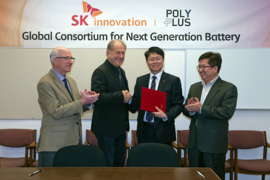 이성준 SK이노베이션 기술혁신원장(오른쪽)과 스티브 비스코 폴리플러스 배터리 컴퍼니 대표이사가 18일(현지시각) 리튬 금속 전지 공동개발 협약을 하고 있다.  SK이노베이션 제공